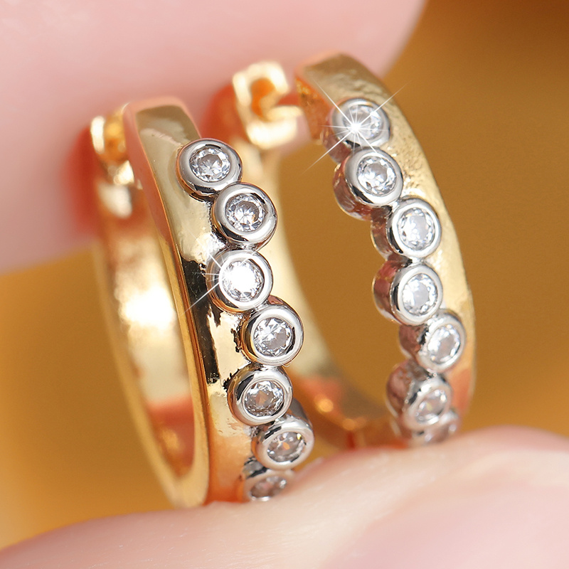 Women's Simple and Elegant Synthetic Zirconia Hoop Earrings
